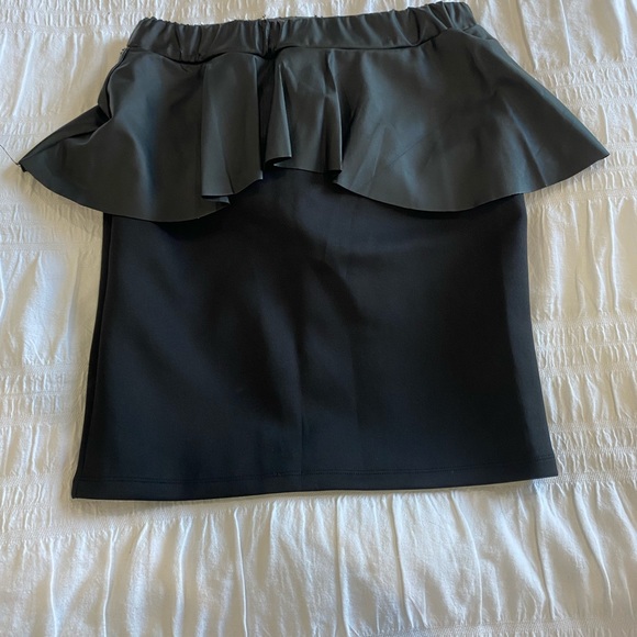 Black pencil skirt with leather waist. - Picture 1 of 1
